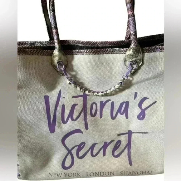 Victoria’s Secret Fashion Show Tote Beach Bag, Cream with Purple Snake Skin New! - Picture 9 of 9